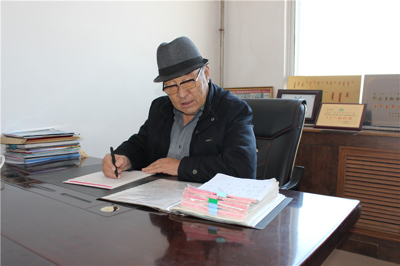 古日巴斯尔手抄鄂尔多斯古如歌歌词、歌谱.JPG