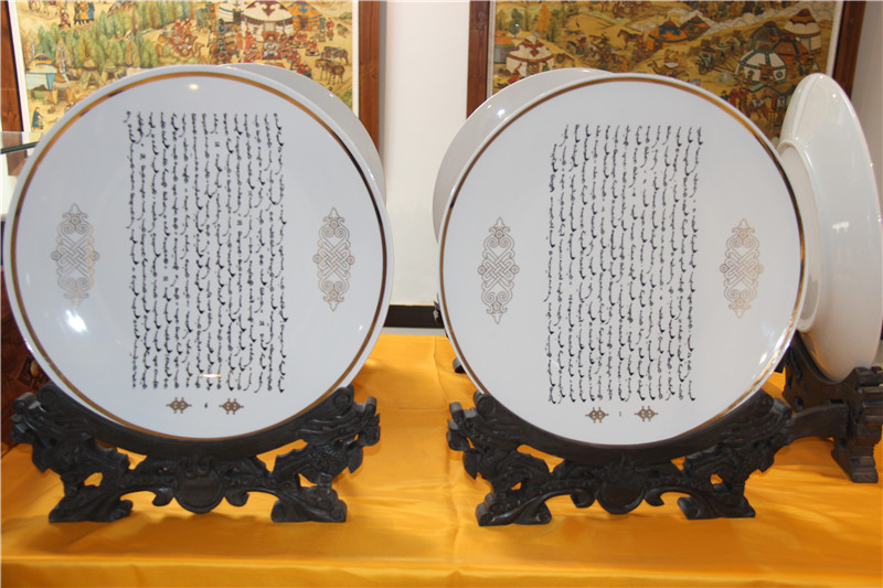 照片说明：蒙古文书法作品展示 摄影者：敖特根毕力格 时间：2013年3月28日.jpg