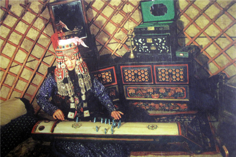 照片说明：80代鄂托克旗老艺人弹拔鄂尔多斯雅托嘎（蒙古古筝） 摄影者：布仁巴雅尔 时间：2008年8月.jpg