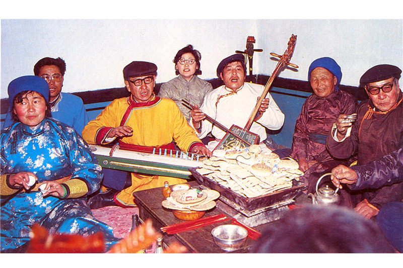 照片说明：80年代鄂尔多斯民间乐队弹拨鄂尔多斯雅托嘎（蒙古古筝） 摄影者：布仁巴雅尔 时间：2008年8月.jpg