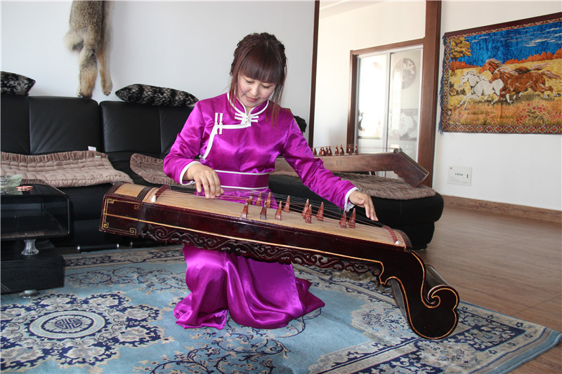 照片说明：鄂尔多斯雅托（蒙古古筝）十二弦 摄影者：敖特根毕力格 时间：2013年3月27日.jpg