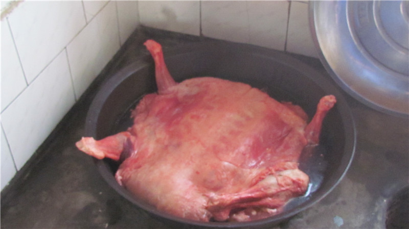 将绵羊肉块按“卧羊”式放入大锅里，不放盐、葱等辅助调料，用慢火炖制.jpg