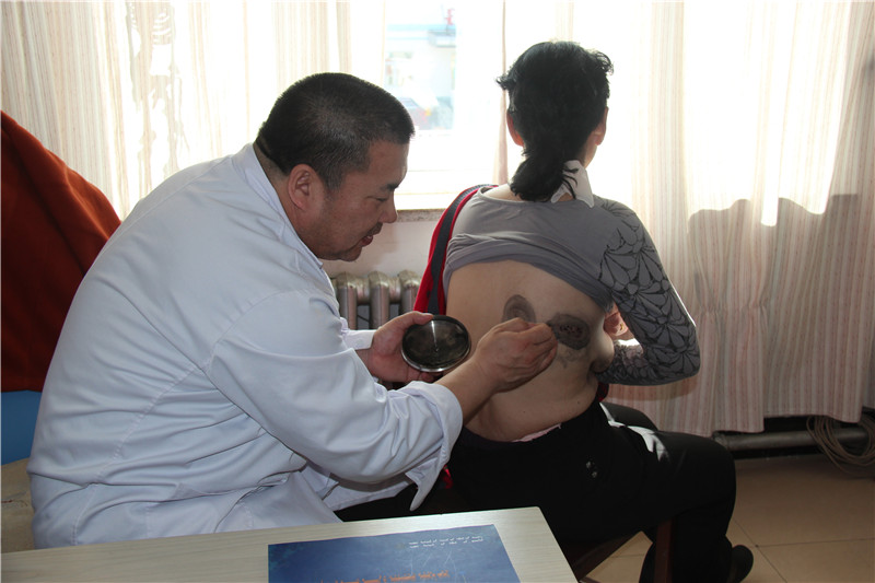 照片说明：鄂尔多斯蒙医正骨术药膜疗法 摄影者：敖特根毕力格 时间：2013年4月9日.jpg