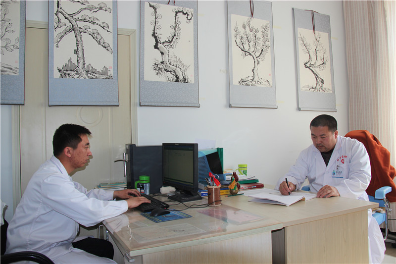 照片说明：人体骨骼结构图陈列 摄影者：敖特根毕力格 时间：2013年3月26日..jpg