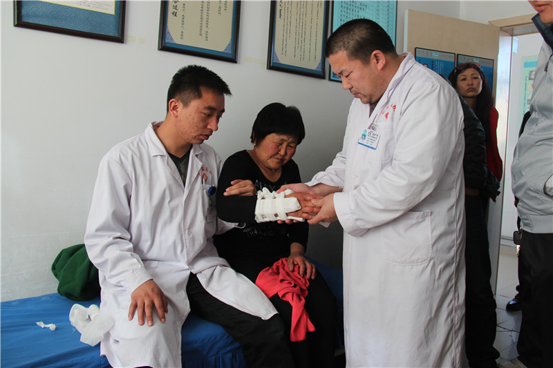 照片说明：手部骨折小夹板固定 摄影者：敖特根毕力格 时间：2013年3月26日.jpg