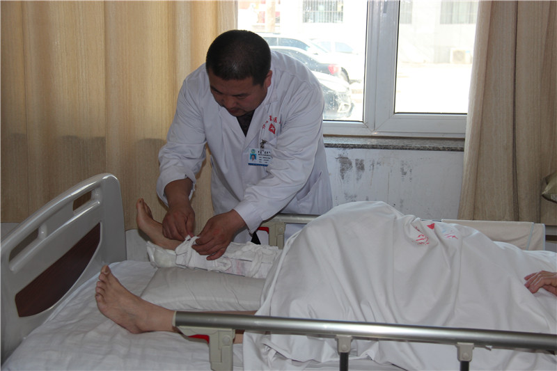 照片说明：小夹板固定治疗 摄影者：敖特根毕力格 时间：2013年3月26日.jpg
