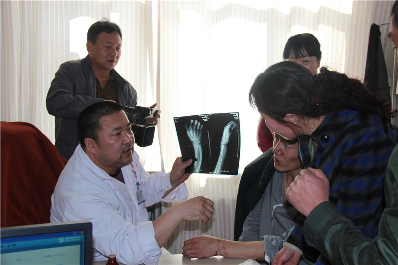 照片说明：以X光线为基础诊断骨折部位 摄影者：敖特根毕力格 时间：2013年3月26日..jpg
