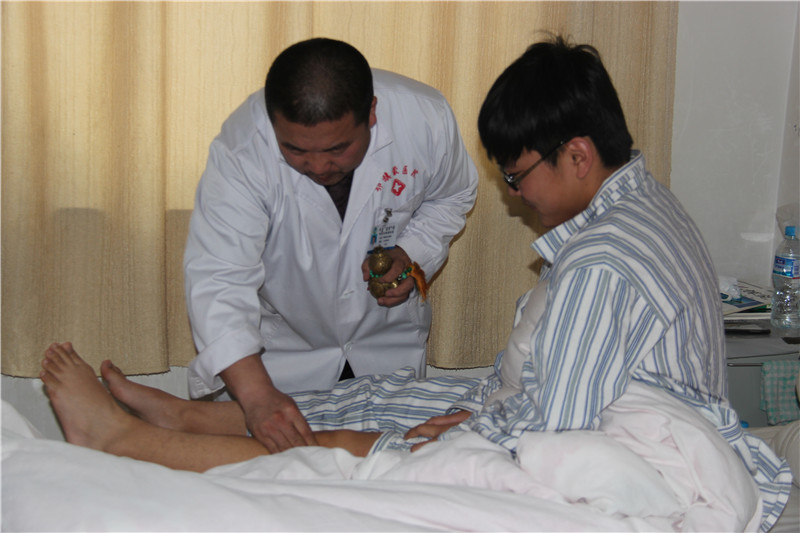 照片说明：治疗腿关节骨折 摄影者：敖特根毕力格 时间：2013年3月26日_副本.jpg