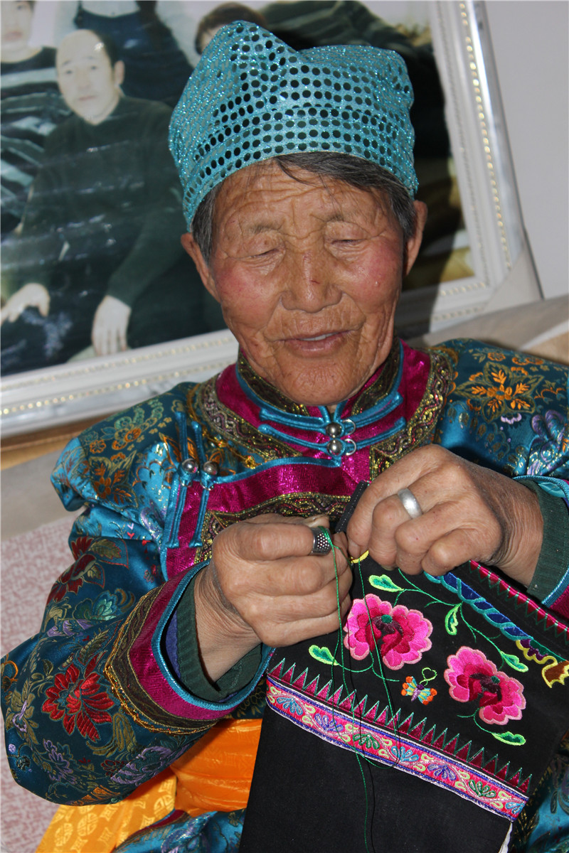 著作权人及手机号：敖特根毕力格 13214777645 照片说明：传承人在制作刺绣.jpg