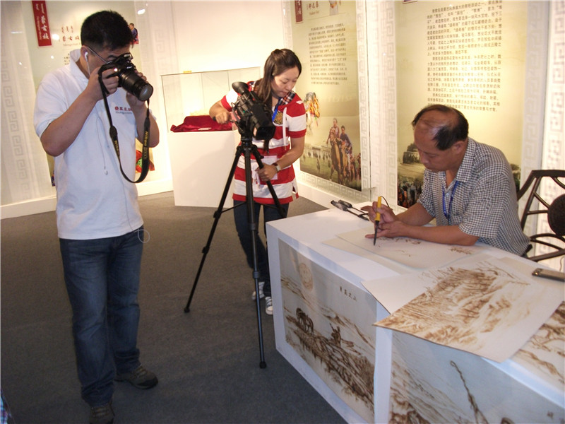 媒体对烫画制作过程进行拍摄 摄影者：刘清良 摄影时间：2010年8月.jpg