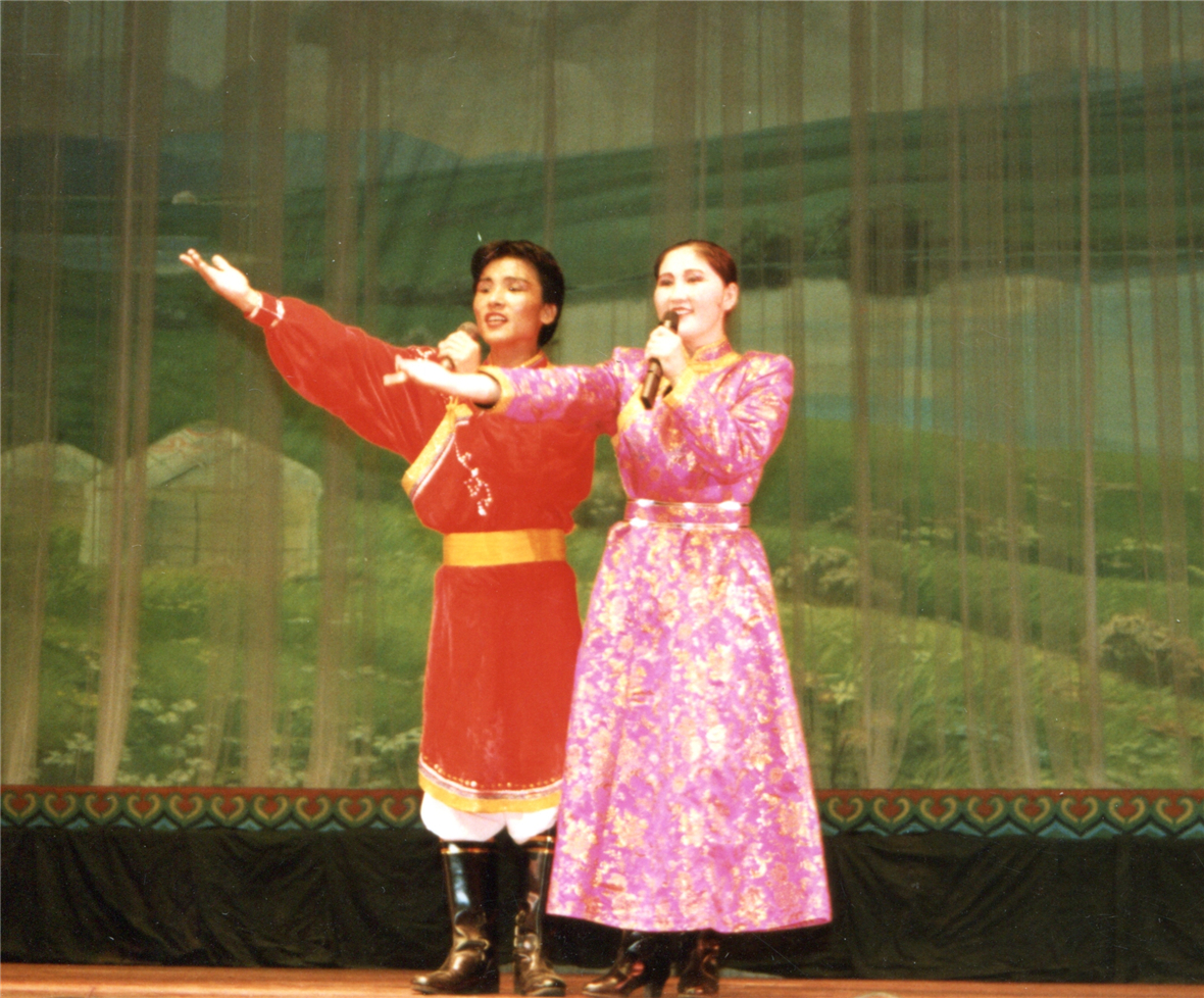 1997年自治区50大庆展演演出，二重唱《敖包相会》.jpg