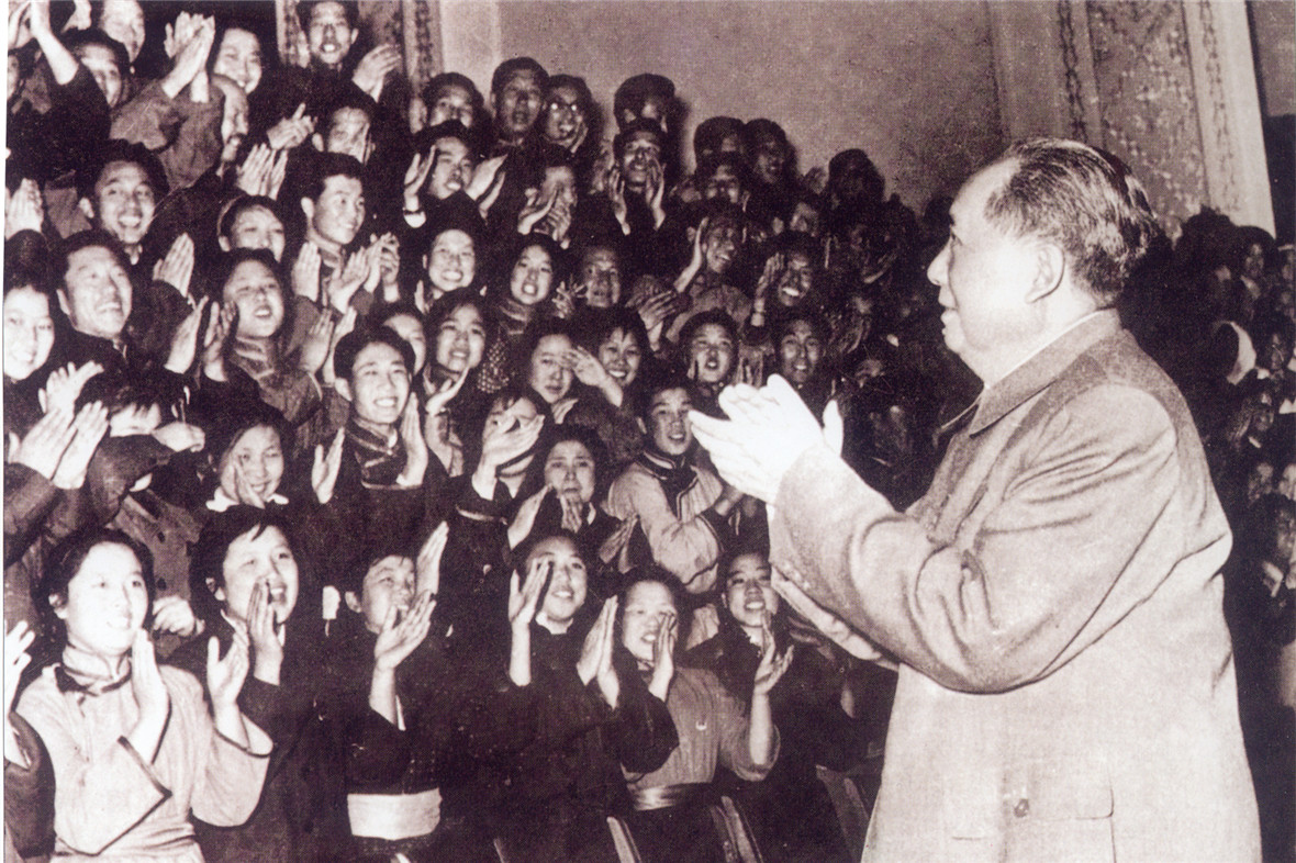 毛主席1964年在北京接见全国少数民族群众业余文艺汇演演员和乌兰牧骑队员.jpg